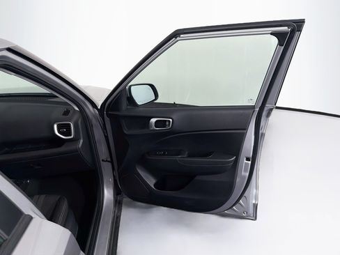Used 2025 Hyundai Venue SEL FWD image 33