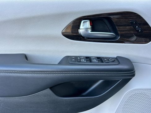 Used 2023 Chrysler Pacifica Limited image 10