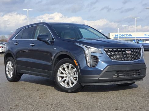 Used 2022 Cadillac XT4 Luxury w/ Cold Weather Package image 2