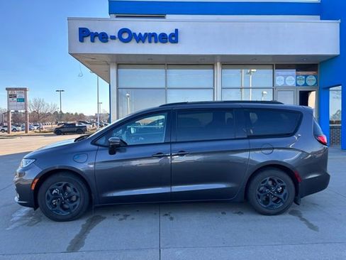 Used 2021 Chrysler Pacifica Touring-L w/ S Appearance Package image 8