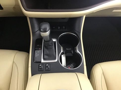 Used 2016 Toyota Highlander XLE image 13