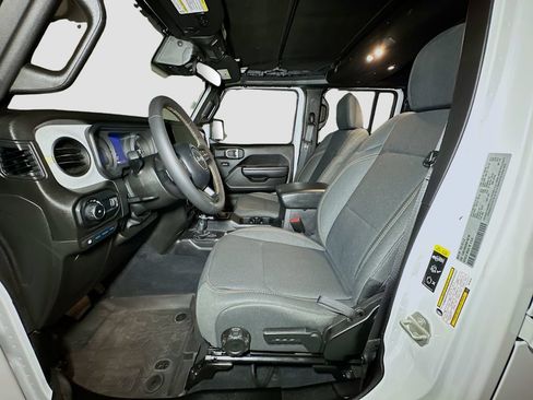Certified 2024 Jeep Wrangler Unlimited w/ Convenience Group AWD/4WD image 17