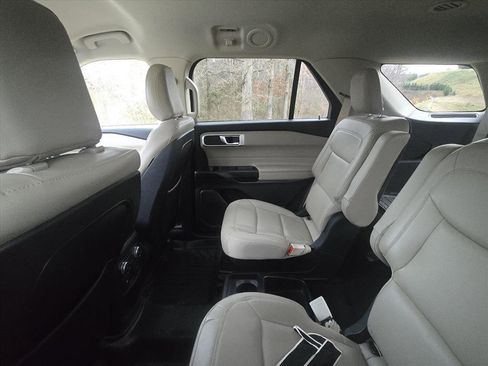 Used 2020 Ford Explorer XLT w/ Equipment Group 202A image 9