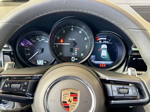 Certified 2025 Porsche Macan image 14