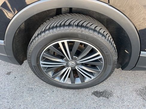 Used 2018 Volkswagen Tiguan SEL Premium image 16