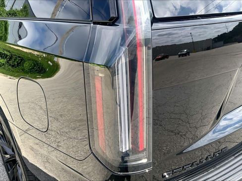 Certified 2025 Cadillac Escalade ESV V w/ LPO, ONYX Package AWD/4WD image 29