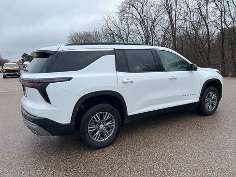 Used 2025 Chevrolet Traverse LT image 3