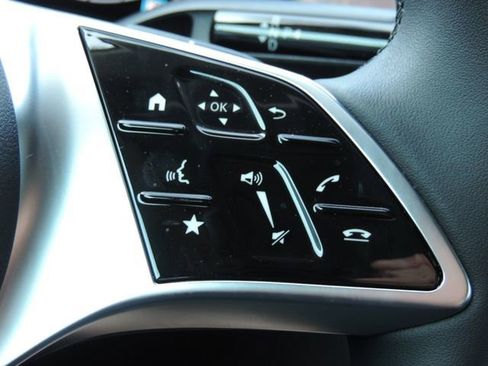 Used 2025 Mercedes-Benz GLC 350e 4MATIC image 29