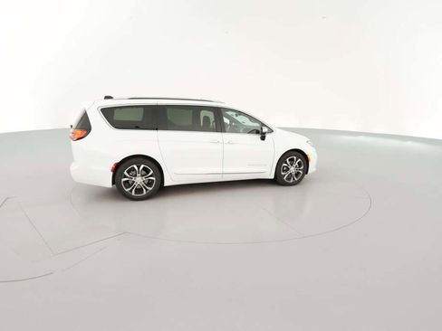 New 2026 Chrysler Pacifica Pinnacle image 13