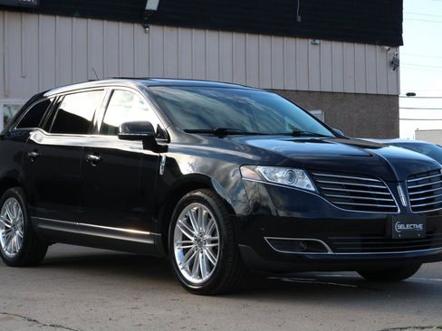 Used 2019 Lincoln MKT AWD image 4