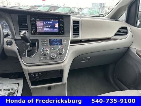 Used 2020 Toyota Sienna XLE image 22