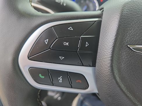 Used 2023 Chrysler Pacifica Touring-L FWD image 17