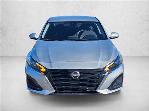 Used 2023 Nissan Altima 2.5 SV image 2