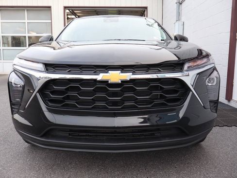 Used 2024 Chevrolet Trax LS w/ LS Convenience Package FWD image 2