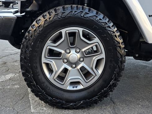 Used 2017 Jeep Wrangler Unlimited Rubicon w/ Connectivity Group image 9