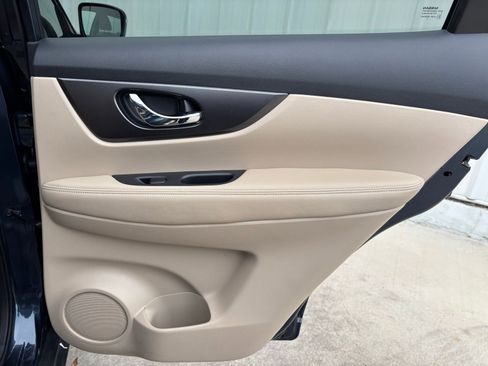 Used 2016 Nissan Rogue SV w/ SV Premium Package image 36