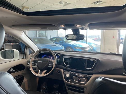 Used 2020 Chrysler Pacifica Limited image 30