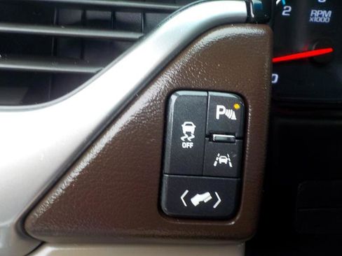 Used 2019 Chevrolet Suburban LT image 13