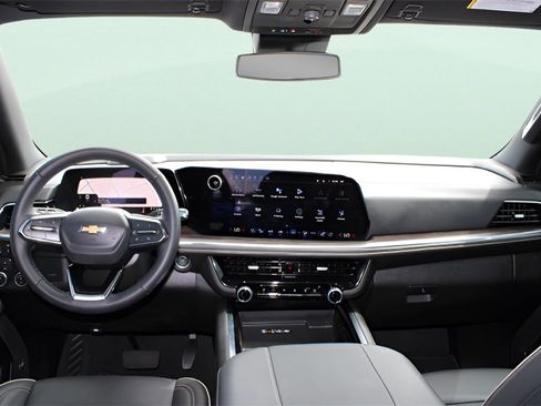 Used 2025 Chevrolet Suburban Premier image 25
