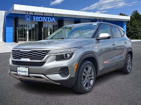 Used 2023 Kia Seltos LX AWD/4WD image 1