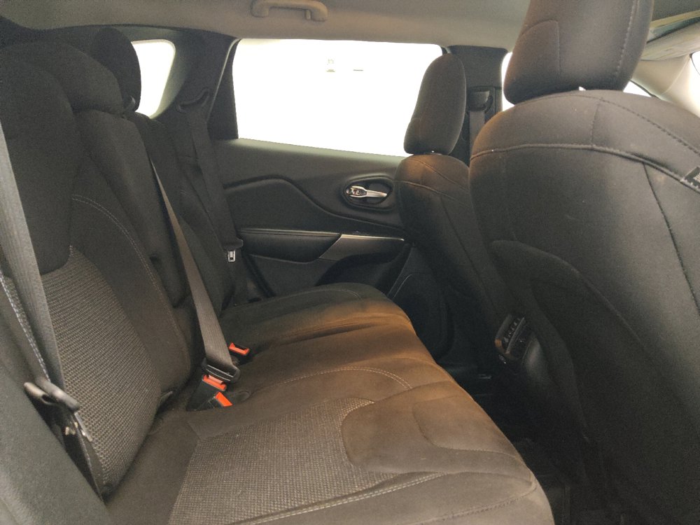 Used 2021 Jeep Cherokee Latitude FWD image 19