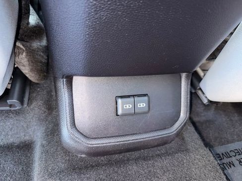 Used 2023 Toyota Highlander LE AWD/4WD image 12