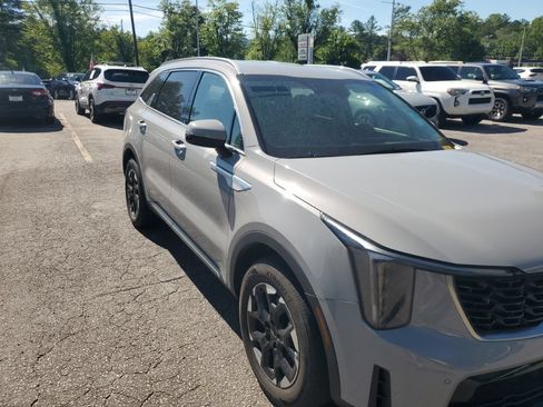Used 2025 Kia Sorento S FWD image 4