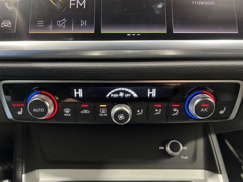 Used 2025 Audi Q3 2.0T Premium image 18