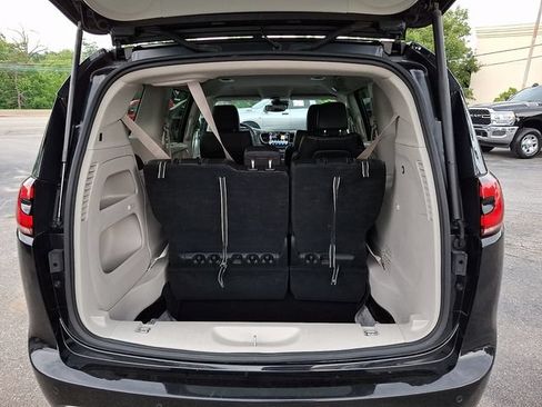 Used 2023 Chrysler Pacifica Touring-L FWD image 28
