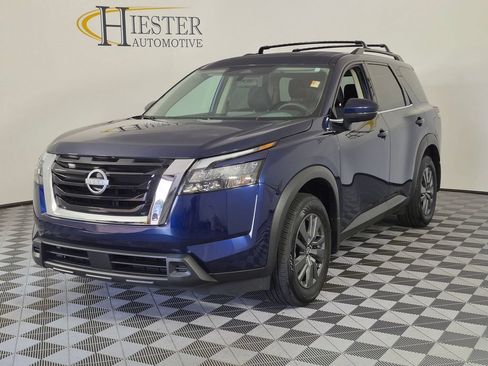 Used 2025 Nissan Pathfinder SV w/ SV Premium Package FWD image 4