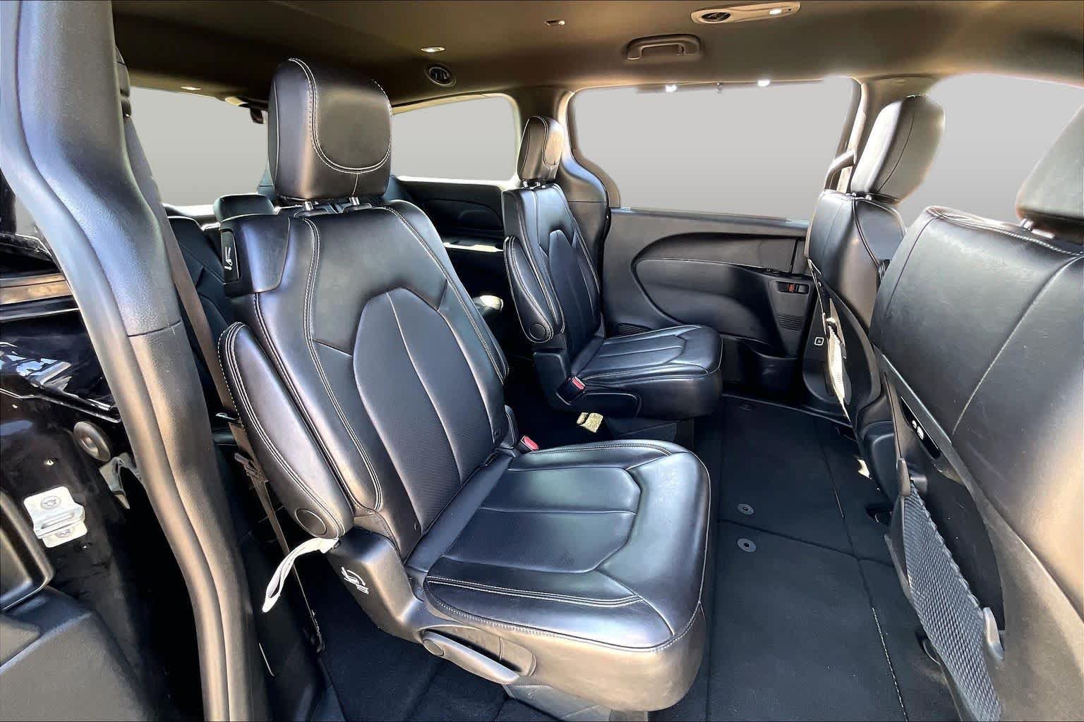 Used 2025 Chrysler Pacifica Select FWD image 16