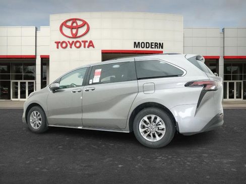 New 2026 Toyota Sienna XLE image 5