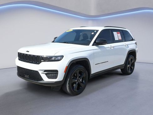 Used 2023 Jeep Grand Cherokee Altitude image 2