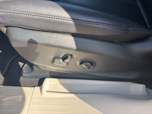 Used 2024 Chrysler Pacifica Touring-L image 12