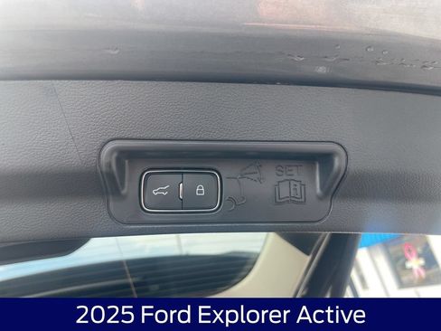 Used 2025 Ford Explorer Active AWD/4WD image 33