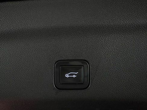 Used 2025 GMC Yukon Denali w/ Sun & Power Step Package image 9