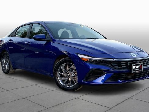 Used 2024 Hyundai Elantra SEL image 3