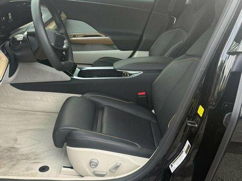 Used 2025 Lucid Air Touring image 4