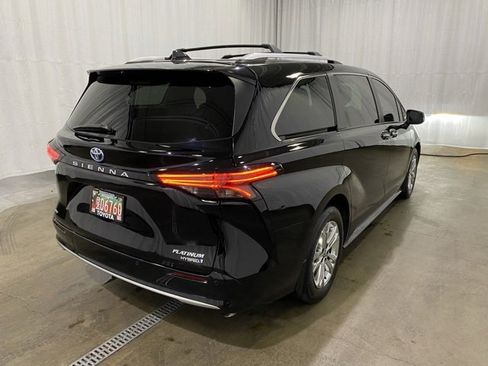 Certified 2024 Toyota Sienna Platinum image 4