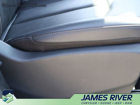 Used 2024 Chrysler Pacifica Touring-L FWD image 10