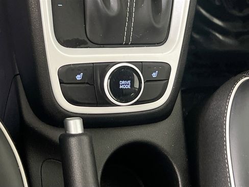 Used 2023 Hyundai Venue Limited image 20