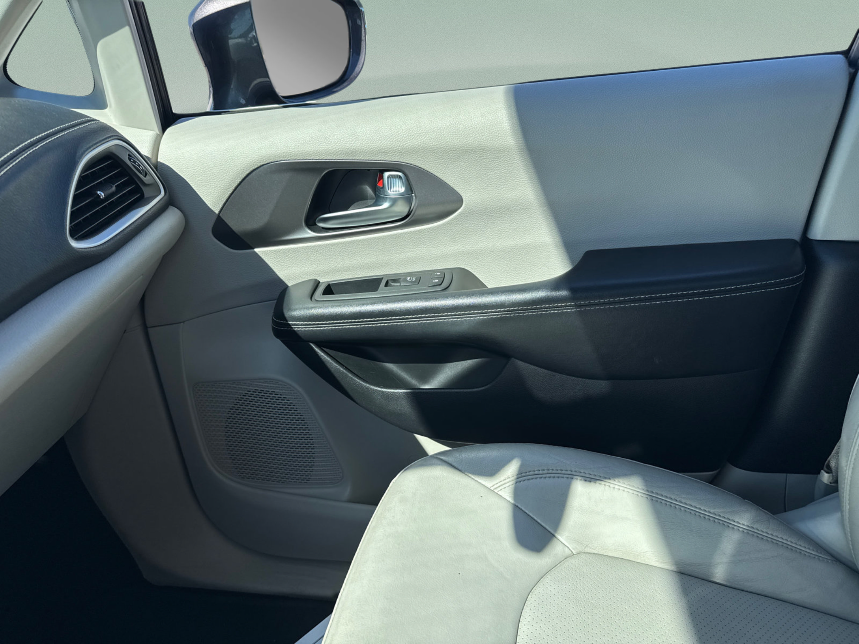 Used 2021 Chrysler Pacifica Touring-L FWD image 29
