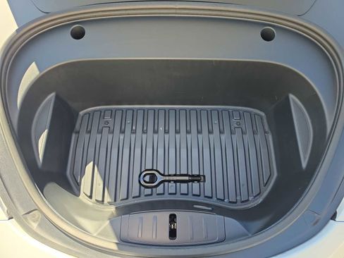 Used 2023 Tesla Model 3 Standard Range image 9