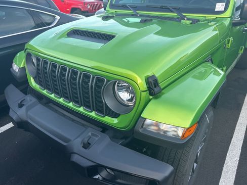 Used 2025 Jeep Gladiator Sport image 2