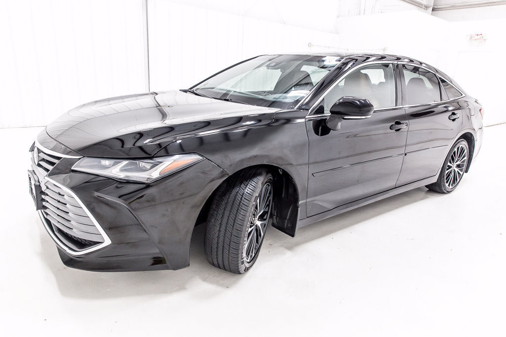 Used 2019 Toyota Avalon Limited FWD image 2