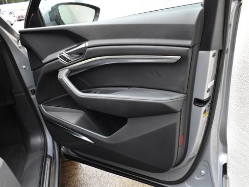Used 2021 Audi e-tron Premium Plus w/ Premium Plus Package image 28