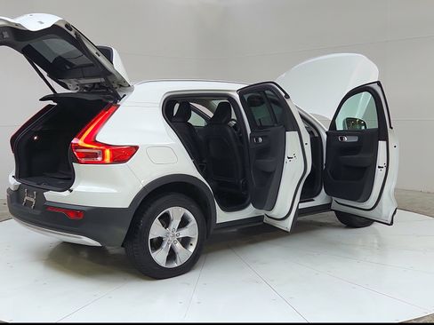 Used 2020 Volvo XC40 T4 Momentum FWD image 12