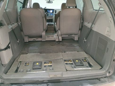Used 2016 Toyota Sienna L image 26