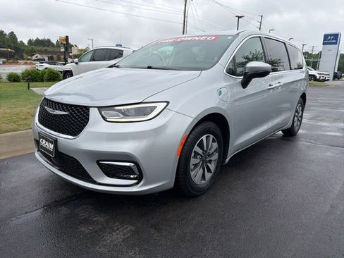 Used 2023 Chrysler Pacifica Touring-L FWD image 3