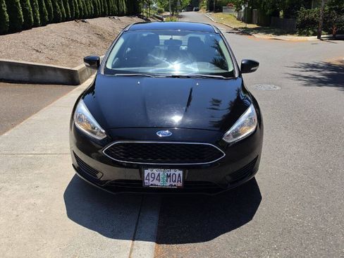 Used 2017 Ford Focus SE FWD image 2